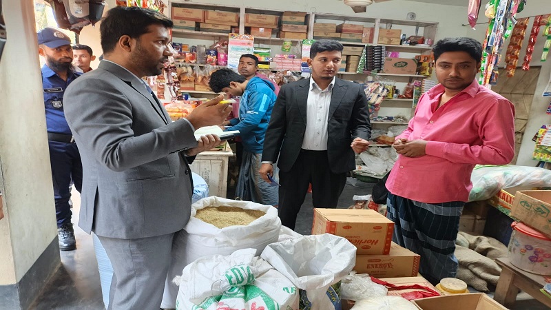 সাতক্ষীরায় বাজার তদারকি অভিযানে দুই প্রতিষ্ঠানকে জরিমানা